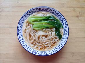 捞入煮好的面条和青菜。 