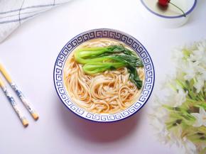 一碗简单的清汤面就做好啦！ 