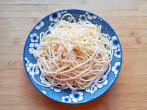 准备好鲜面条。 