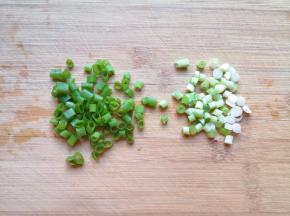 小葱洗干净切碎，葱白葱叶分开。