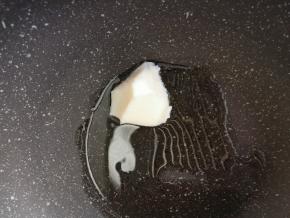 炒锅内放入一勺猪油，中小火融化。 