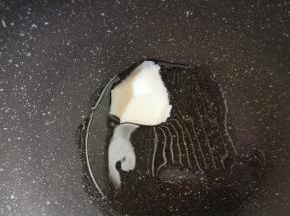 炒锅内放入一勺猪油，中小火融化。 