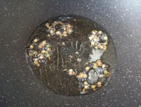 下入葱白部分，中小火炸至焦黄色。 