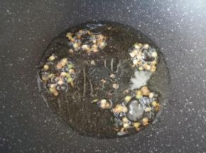 下入葱白部分，中小火炸至焦黄色。 