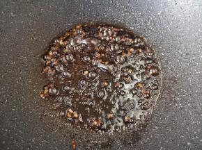 加入老抽生抽小火烧至冒泡关火。 