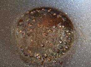 加入盐和鸡精调味。 