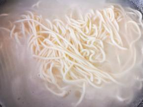 另起一个锅放水烧开，下入鲜面条煮熟。 