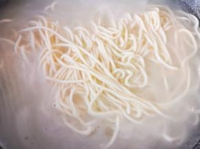 另起一个锅放水烧开，下入鲜面条煮熟。 