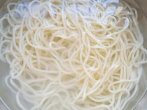 煮好的面条捞出，在凉水中浸泡一分钟。 