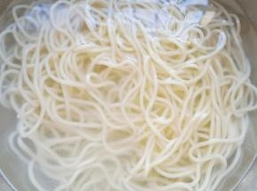 煮好的面条捞出，在凉水中浸泡一分钟。 