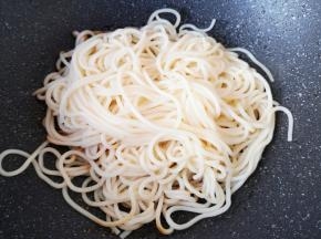 捞出放入熬好的猪油里。 