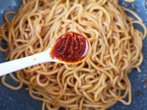 加入一勺油泼辣子。 