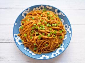 捞出放入盘子里，撒上小葱叶。 