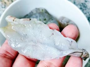 鲜虾背部括开但不要割断去除泥线和杂质