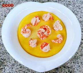 蛋羹也蒸好依次摆入虾仁
