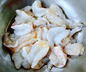 鲜虾依次处理好再清洗干净沥干水份备用