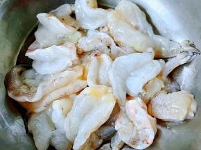 鲜虾依次处理好再清洗干净沥干水份备用