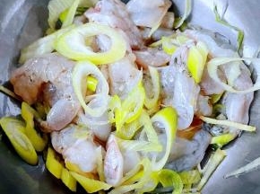 倒入料酒放入切好的葱姜轻轻抓匀按摩一会盖上保鲜膜放入冰箱冷藏二十分钟入味