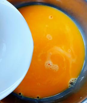 鸡蛋打散搅拌均匀倒入1:1的温凉白开水再次搅拌均匀