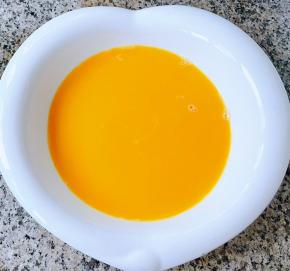 蛋液用过滤塞子过滤到容器中放少许盐搅拌均匀