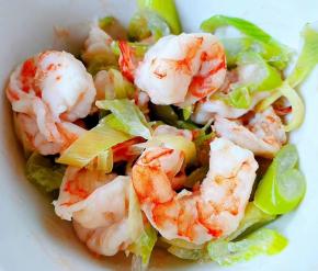 蒸好的鲜虾看着就好有食欲满屋都是鲜美的味道