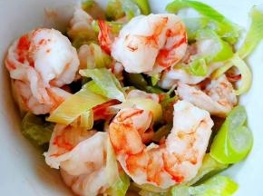 蒸好的鲜虾看着就好有食欲满屋都是鲜美的味道