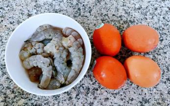 准备四个鸡蛋鲜虾去头去皮洗净