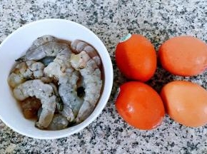 准备四个鸡蛋鲜虾去头去皮洗净