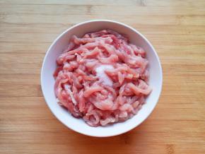 瘦肉切成丝放入碗里，加入少许盐用手抓捏至肉丝发粘。 