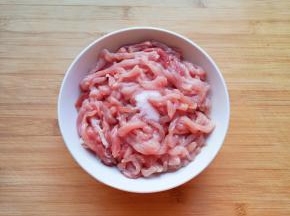 瘦肉切成丝放入碗里，加入少许盐用手抓捏至肉丝发粘。 