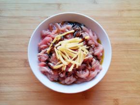 姜片切成丝，放入碗里，加入老抽和少许食用油。 