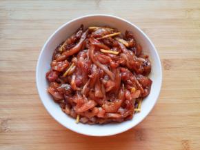 搅拌均匀，腌制15分钟左右。 