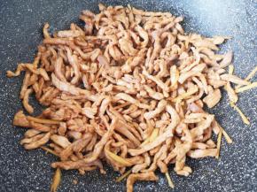 炒锅内倒适量的食用油烧热，下入腌好的肉丝大火炒熟，盛出备用。
