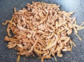 炒锅内倒适量的食用油烧热，下入腌好的肉丝大火炒熟，盛出备用。

