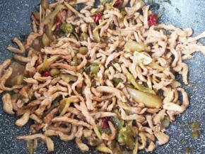 下入炒好的肉丝，炒出香味。 