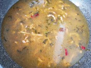 加入开水烧开。 