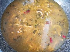 加入开水烧开。 
