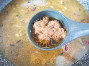 放酸菜鱼调料里面的调料包调味，再次烧开即可。 