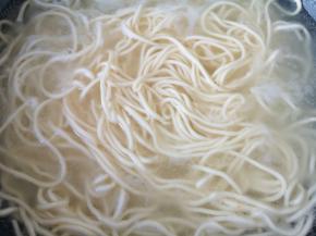 另起锅放水烧开，下入面条煮熟。 