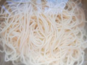 将煮好的面条过一下凉水。 