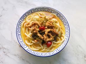 浇上浓浓的酸菜肉丝汤。 
