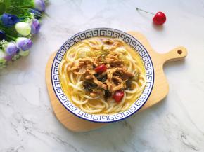 一碗香喷喷的酸菜肉丝面就做好啦！ 