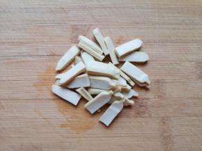 豆腐干切成片。 