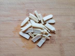 豆腐干切成片。 