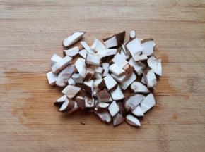 香菇洗干净切成小块。 