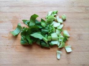 青菜洗干净切成段。 