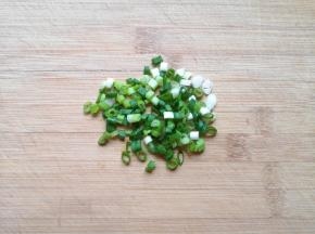 小葱洗干净切成葱花。 