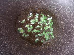 炒锅内倒适量的食用油烧热，下入葱花炝香。 