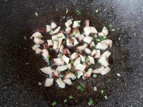 下入香菇翻炒至变软。 