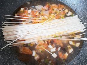 烧开以后下入挂面。 